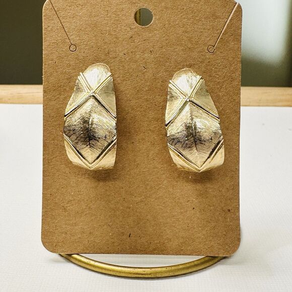 Vintage Large Gold Tone Leaf Earrings Textured Screw Back Clip On Unsigned Hoop - Picture 5 of 11